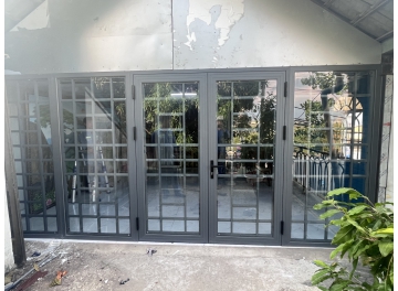 cua-di-ket-hop-khung-bao-ve